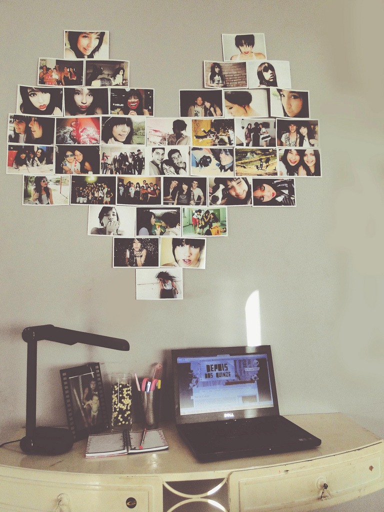coração com fotos na parede