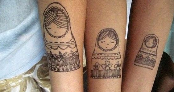 tatuagem-mãe-e-filhas-bonequinha