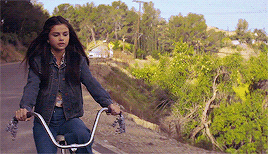 selena gomez andando de bicicleta bad liar