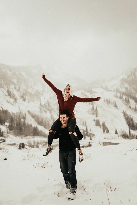 Foto na neve de casal fofo